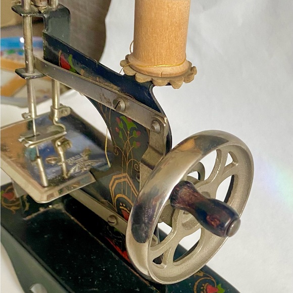 Vintage Black German made Kids Sewing Machine. 1930s. Bonus Guide to Dressmaking - Picture 6 of 14